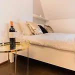 Goldeneye Center Apartment *