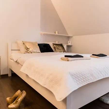 Апартаменты Goldeneye Center