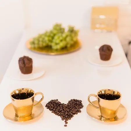 Goldeneye Center 公寓 *