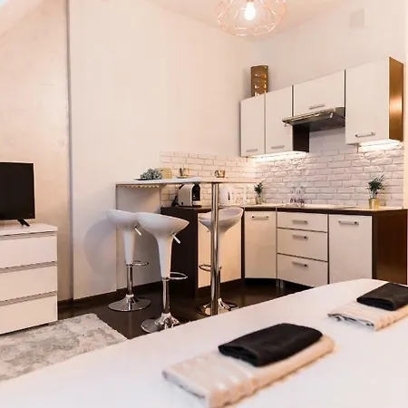 Апартаменты Goldeneye Center *