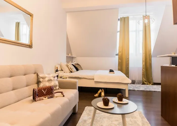 Goldeneye Center Apartment